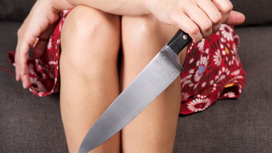 женщина с ножом, фото из открытых истоников