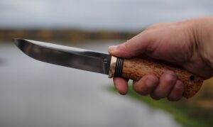 нож в руке мужчины, фото из открытых источников