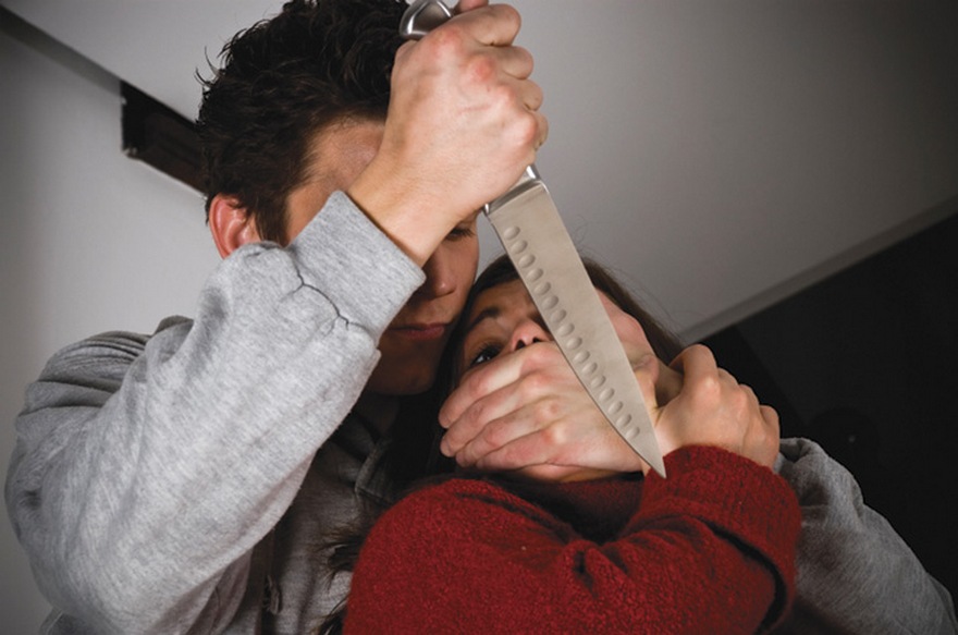 парень напал на девушку с ножом