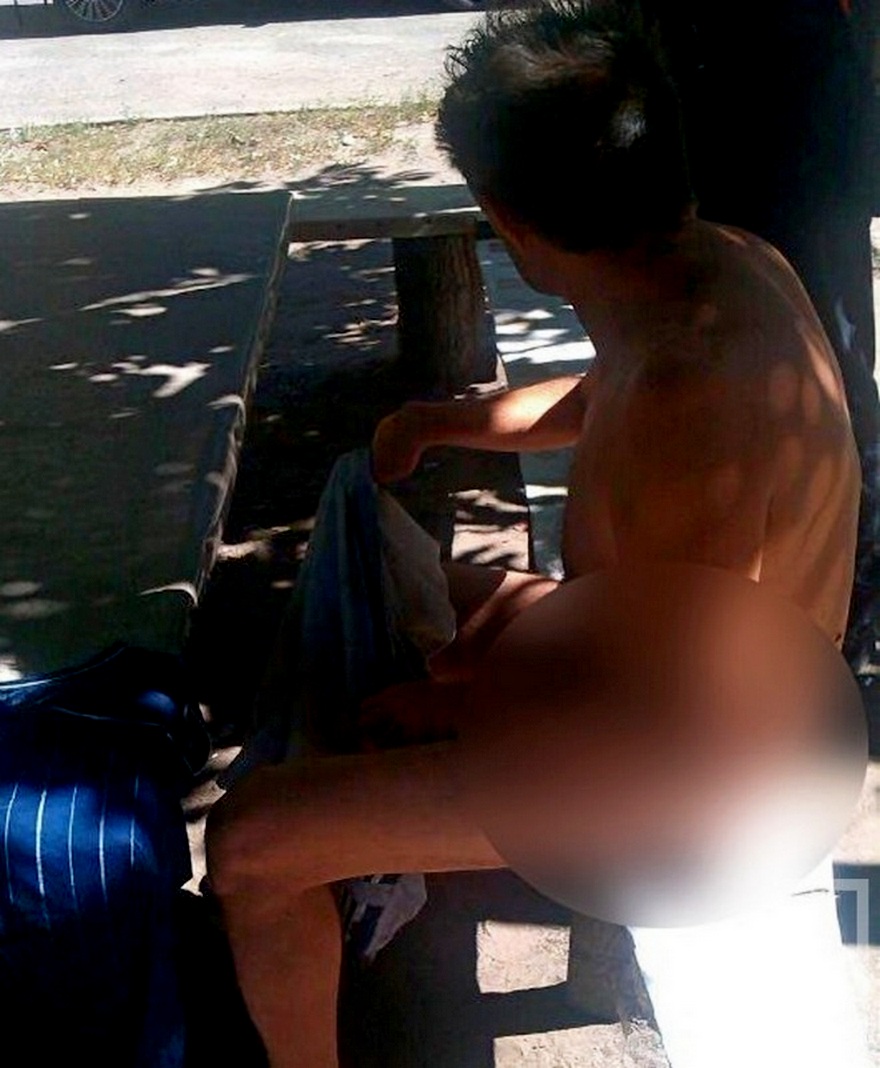 фото http://1tv.kr.ua, нудист на лавочке