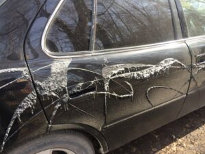 облить авто кислотой