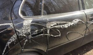 облить кислотой авто