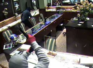 ограбить магазин, фото из открытых источников