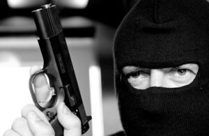 мужчина в маске и с пистолетом, фото из открытых источников