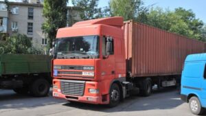Грузовикам ограничили выезд на дороги