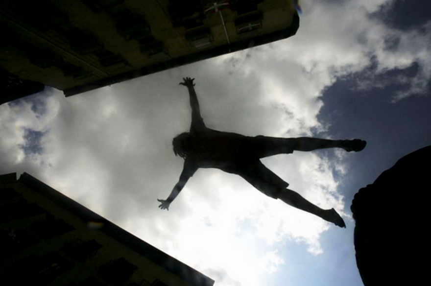 парень выпал из окна, фото из открытых источников