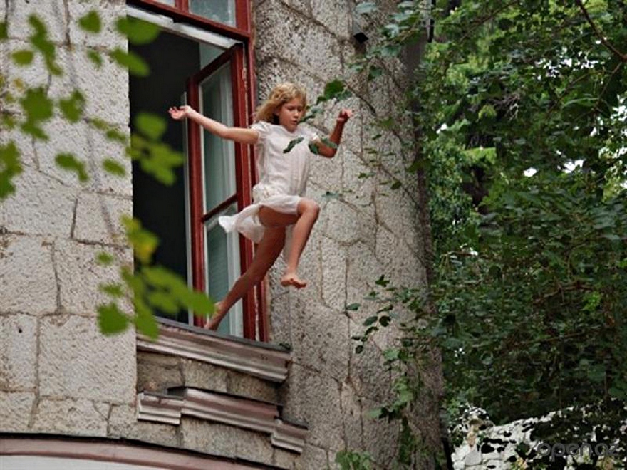 девушка выпала из окна, фото из открытых источников