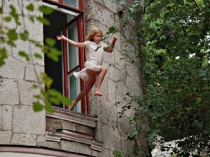 разбить окно