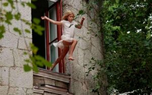 выбросить девочку из окна , фото из открытых источников