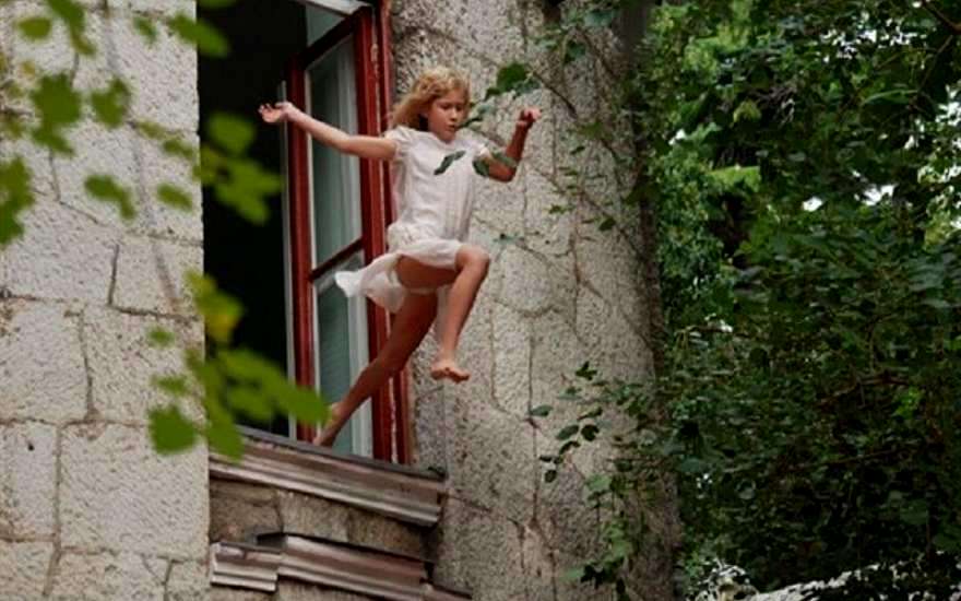 выбросить девочку из окна , фото из открытых источников