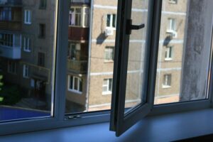 Днепрянин выпал из окна