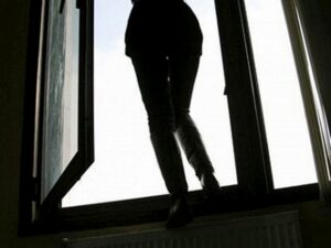 женщина выпала из окна
