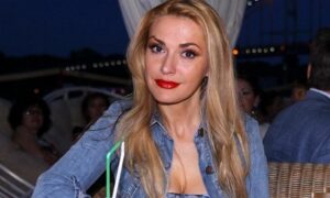 Смелая Ольга Сумская в одном купальнике нырнула в ледяную воду