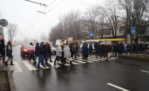 Люди перекрыли дорогу