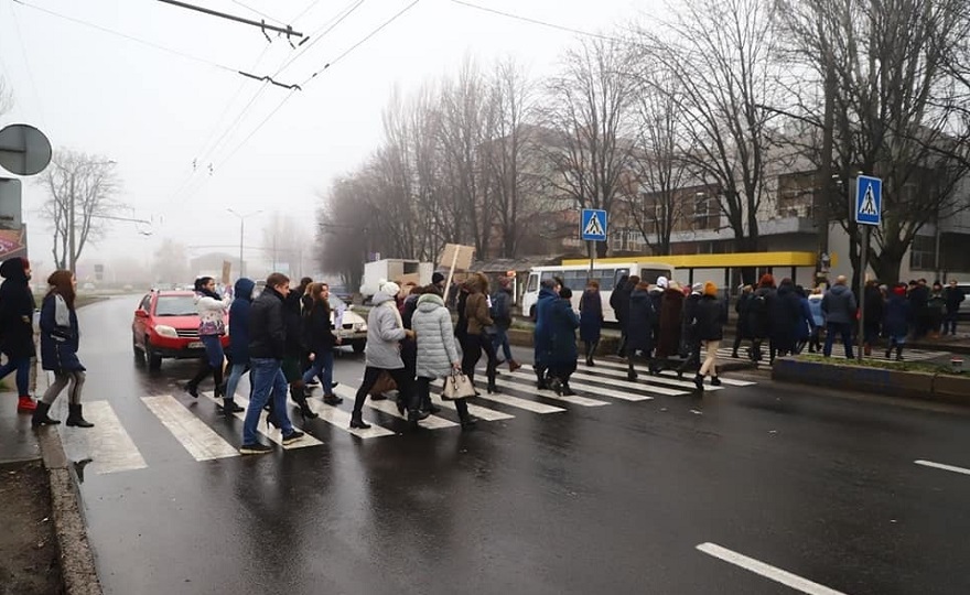 Люди перекрыли дорогу
