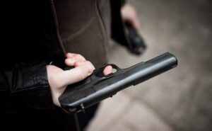 пистолет в руке, фото из открытых источников