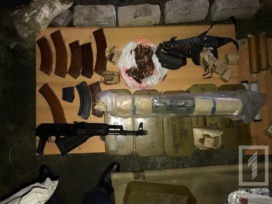 фото http://1tv.kr.ua, оружие у волонтера