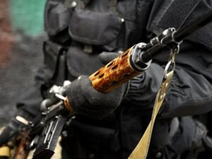 оружие в руках, фото из открытых источников