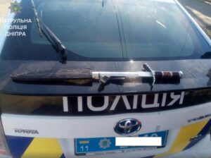 фото полиции, мужчина с кинжалом в Синельниково