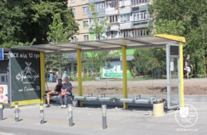 В Днепре устанавливают современные остановки, но их портят вандалы (фото)