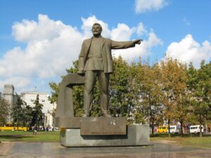 pamyatnik_petrovskomu