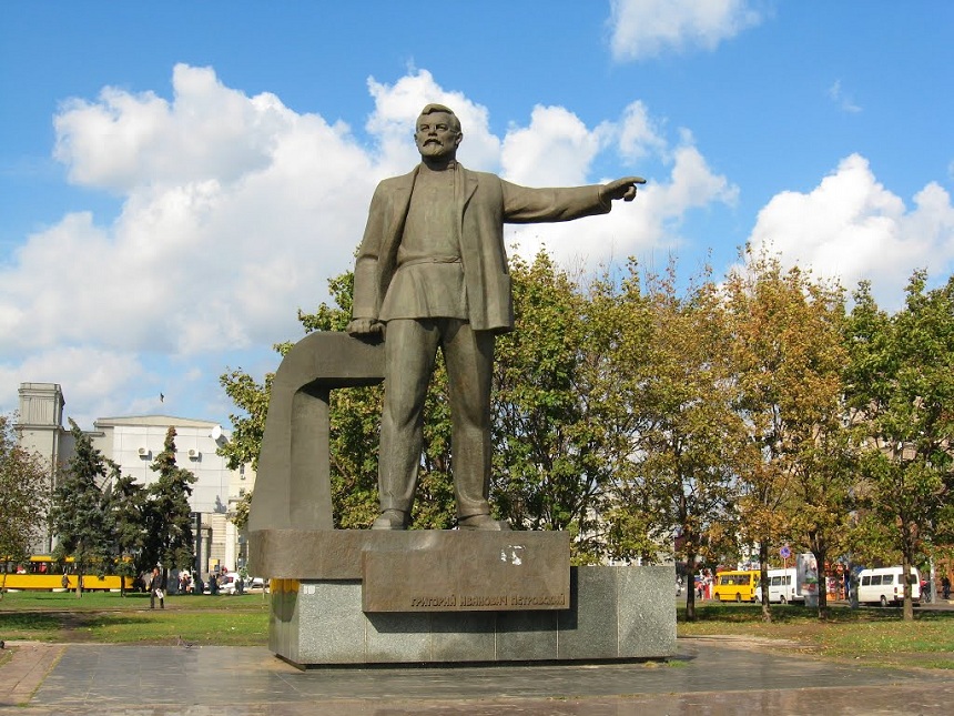 pamyatnik_petrovskomu