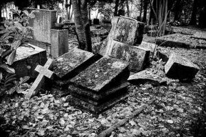 В Днепре построили ограждение из надгробий