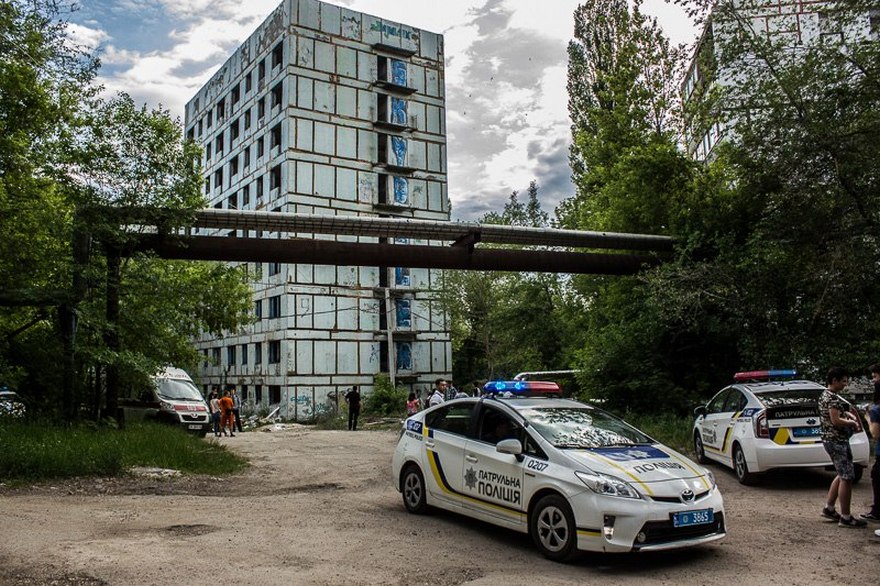 фото https://informator.dp.ua, парень решил спрыгнуть с дома в Днепре