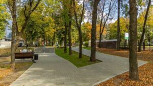 В Днепре вандалы громили обновленный парк Гагарина (фото)