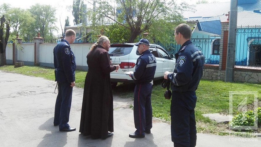 фото http://1tv.kr.ua, парковка на газоне