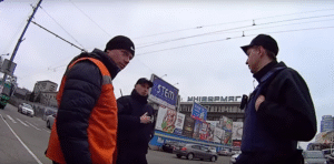скриншот видео, парковщик
