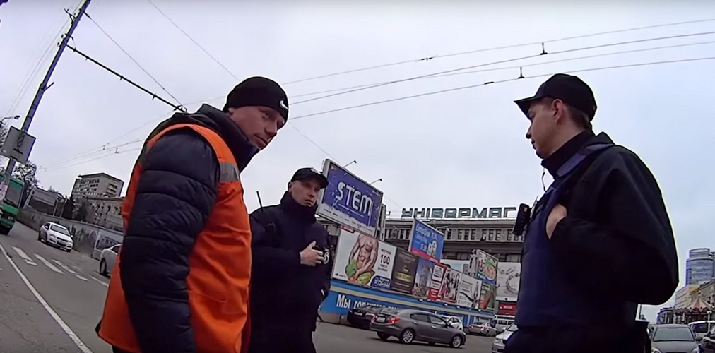 скриншот видео, парковщик