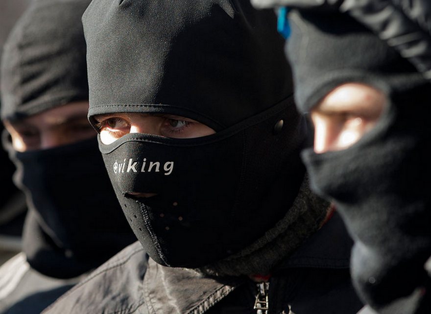 парни в масках, фото из открытых источников