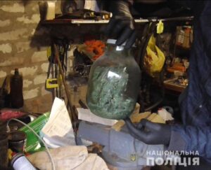 На Днепропетровщине мужчина прятал на чердаке наркотики (фото)
