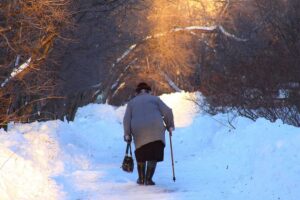 бабушка идет зимой, фото из открытых источников