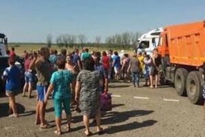 На Днепропетровщине люди перекрыли трассу межобластного значения