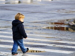 ребенок переходит дорогу