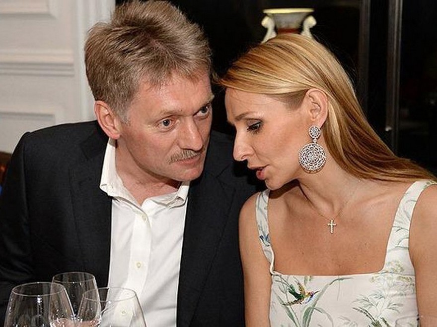 Жена пресс-секретаря Путина похвасталась вышиванкой и и жовто-блакитними лентами