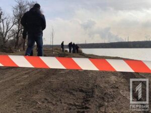 Страшная находка под Днепром : из пруда достали труп женщины без головы (фото 18+)