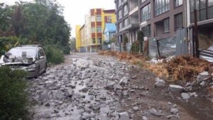 В Днепре прошел камнепад: авто вдребезги
