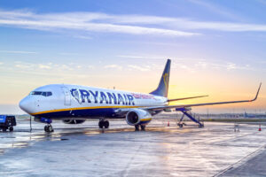 Ryanair планирует залетать в Днепр, – Омелян