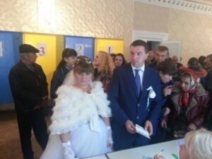 молодожены устроили фотосессию на избирательном участке