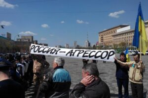 Пикет представителей харьковского Евромайдана против коммунистов. Фото: www.sq.com.ua