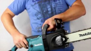 мужчина с пилой, фото из открытых источников