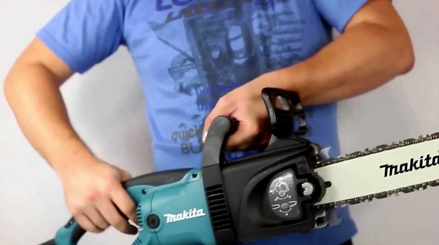 мужчина с пилой, фото из открытых источников