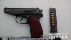 В Днепре мужчина разгуливал по городу с двумя пистолетами (фото)