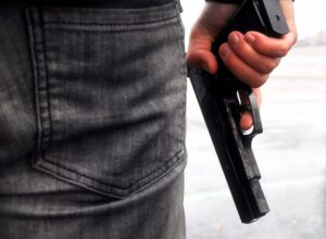 пистолет в руке, фото из открытых источников