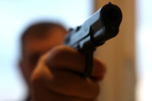 пистолет в руке, фото из открытых источников