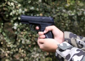 На Днепропетровщине пьяный мужчина стрелял по детям под окнами