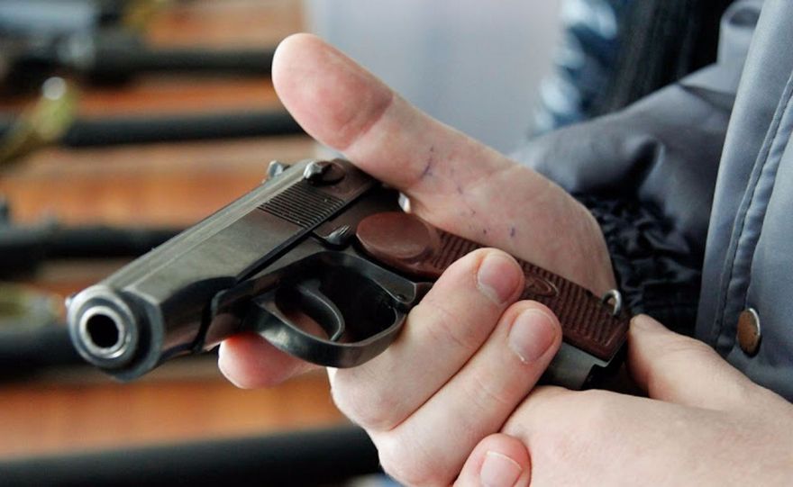 угрожать пистолетом, фото из открытых источников